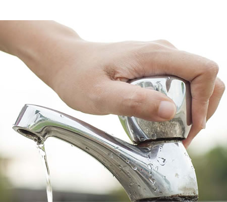 El derroche de agua es la principal causa de la escasez